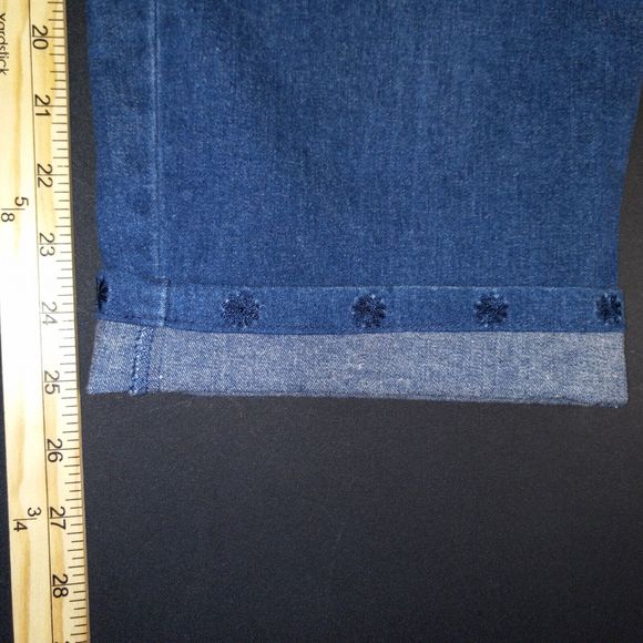Denim & Co Crop Jeans Size Large Pull On Floral Embroidered Hems Inseam 25" - Picture 10 of 10